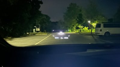 Nachtansicht mit Head-up-Display-Funktion im Cupra Tavascan VZ. 