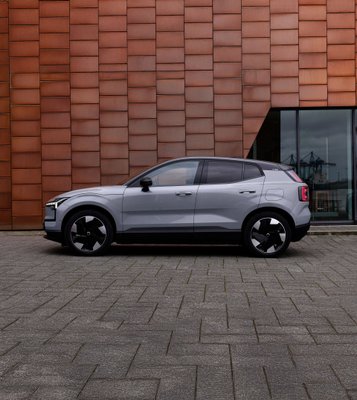 Volvo EX30 vor einem Gebäude. 