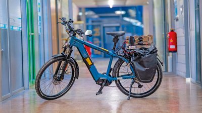 Ein Fahrrad steht in einem Flur.
