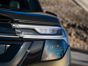 LED-Scheinwerfer des Subaru Forester in Nahaufnahme. 