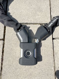 Nahaufnahme vom Fingerprint am Kettenschloss Abus.