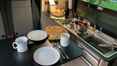 Blick in den Küchen- und Essbereich des Citroën Holidays 