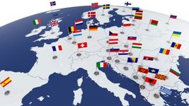 Viele Stecknadel-Flaggen auf einer Europa Karte.