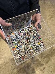 Glas mit Kunstoffresten