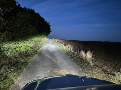 LED Fernlicht macht Licht auf einem Feldweg.