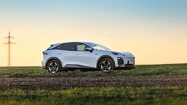 Ein weißer Changan Deepal S07 parkt auf einer Wiese.