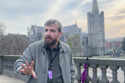 Guide Ciarán erzählt bei der Dark Dublin Tour Schauergeschichten. 