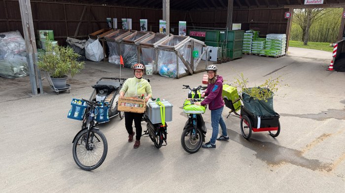 Vollgepackte Lastenräder und Fahrradanhänger am Wertstoffhof.