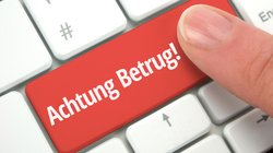 Das Wort Betrug steht auf einer Computer-Tastatur
