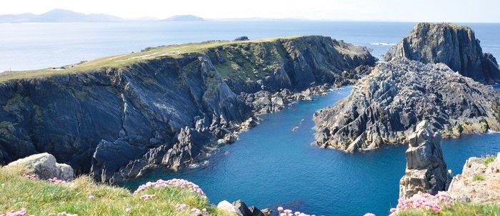 Panoramaküste in Irland.