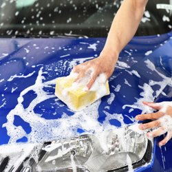 Autowäsche per Hand mit einem Schwamm
