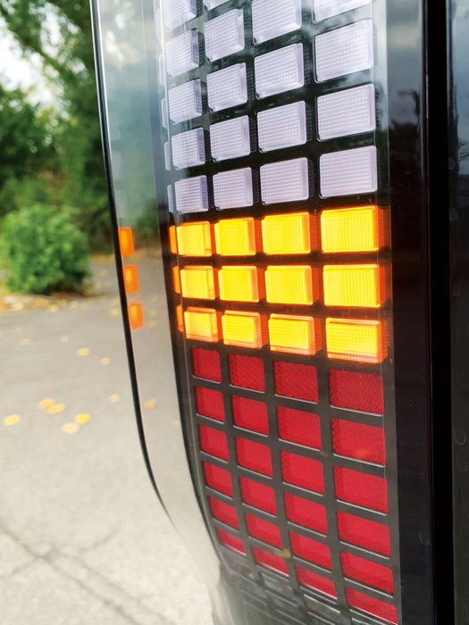 Ein Blinker eines Pkw in Nahaufnahme.