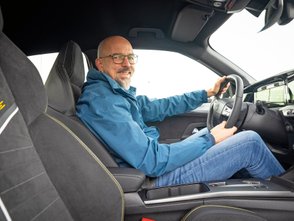 Redakteur Wolfgang Sievernich im Opel Mokka GSE. 