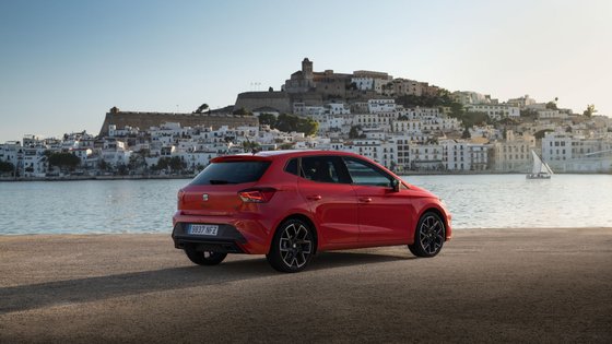 Seat Ibiza 2026 parkt vor einem Städtchen am Mittelmeer.
