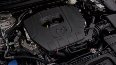 Blick unter die Motorhaube auf den Motor des Mazda CX-30 e-Skyactiv G 140