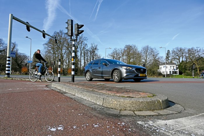 Eine Schutzinsel im Kurvenbereich einer Kreuzung. 