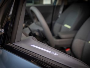 Im Türrahmen des Kia EV2 steht „Hello“. 