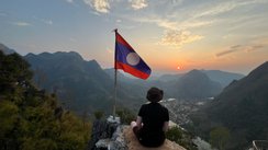 Marco Lunz auf dem Phadeng Peak bestiegen, wo sich eine  beeindruckende Aussicht auf die Stadt Nong Khiaw in Laos bietet.