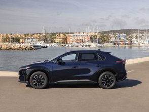 Der Toyota bZ4X von der Seite. 