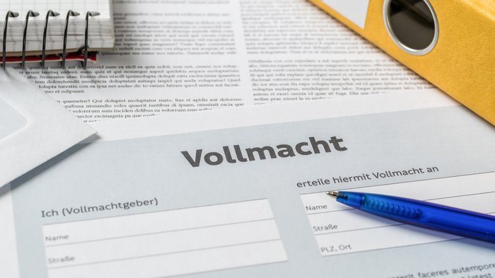 Vollmacht-Formular auf einem Schreibtisch.