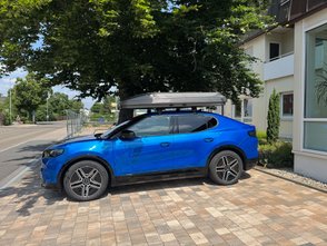 Das Dachzelt Flitzer 1 XL geschlossen auf dem Dach des Ford Capri. 