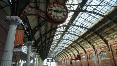  Blick in den Bahnhof Darlington Station mit Festivalplakat.