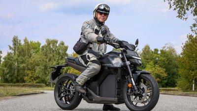 Ein Mann sitzt auf einer Honda WN7.