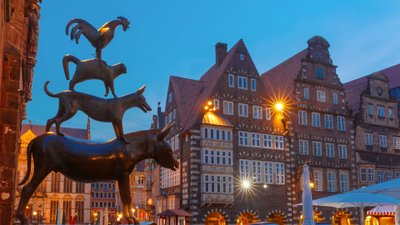 Blick auf die Statue der Bremer Stadtmusikanten und historische Fassaden am Bremer Marktplatz.