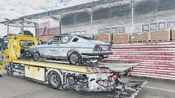 Ein Oldtimer auf einem Abschleppwagen 