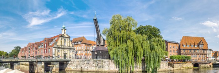 Ein Fluss der durch eine Stadt fließt.