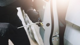 Autotür wird geklaut.