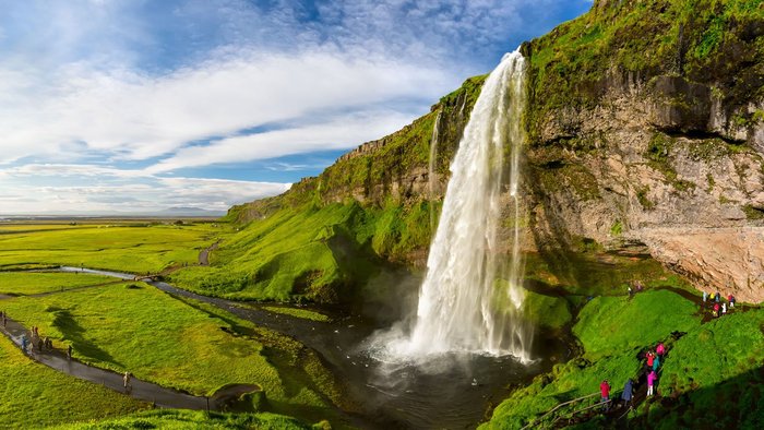 Blick auf einen Wasserfall in Island.