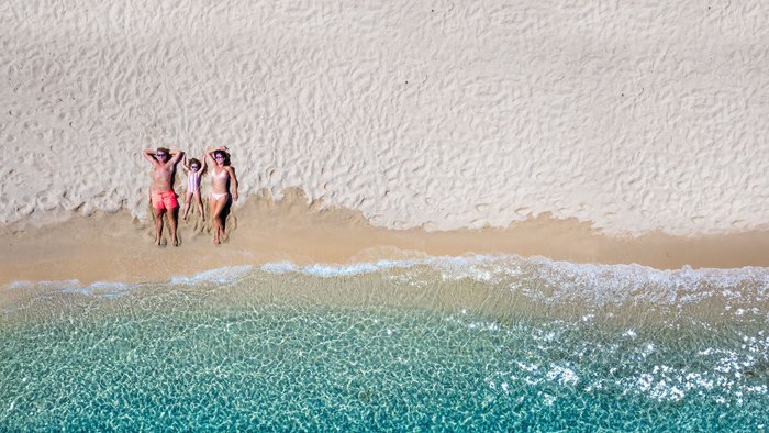 Familie im Sommerurlaub am Strand