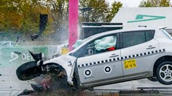 Auto, welches gegen einen Posten fährt und zerquetscht wird.