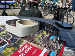 Eine Rolle Registrierungsaufkleber liegt auf dem Tisch. 