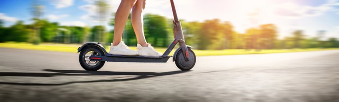 Ein E-Scooter in Bewegung.