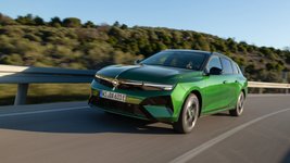 Der Opel Astra Sports Tourer Electric in der Farbe Clover Green Metallic. 