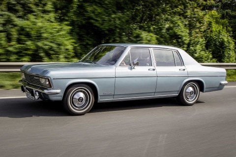 Opel Kapitän B fährt über eine Straße. 