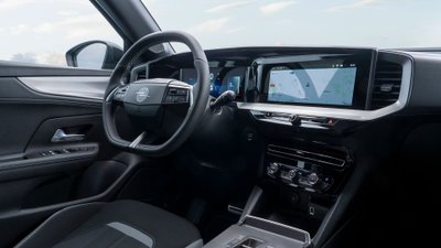 Blick in das Cockpit des Opel Mokka aus der Perspektive des Beifahrers.