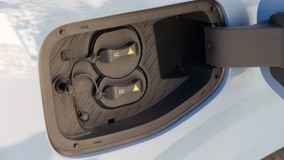 Geöffnete Klappe der Ladebuchse am Leapmotor B10