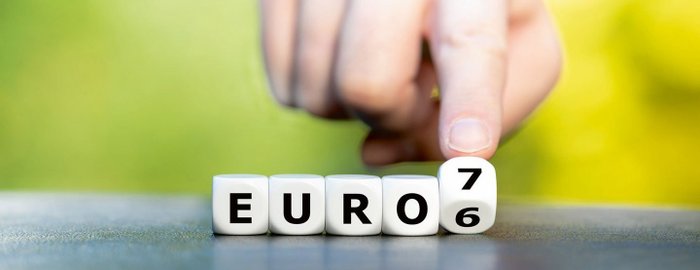 Eine Hand dreht Würfel um, auf denen der Text "EURO7" steht.