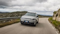 Leapmotor C10 REEV fährt auf einer schmalen Bergstraße.