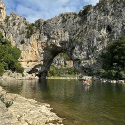 Naturfelsenbogen über der Ardèche.