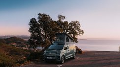 Ein Citroën Holidays Camper steht vor einer Landschaft am Meer.