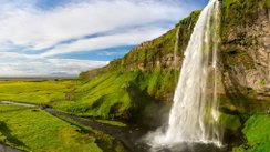 Blick auf einen Wasserfall in Island.