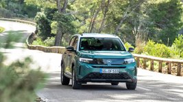 Opel Frontera in der Frontansicht auf einer Bergstraße