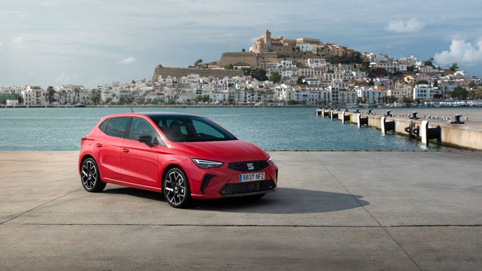 Seat Ibiza 2026 an der Küste des Mittelmeeres