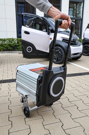 Akku des Silence S04 mit Rollensystem für den Transport.