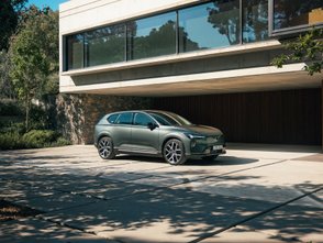 Volvo EX60 steht vor einem Haus. 