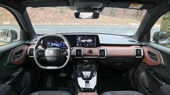 Cockpit des Suzuki eVitara